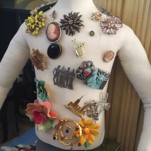 Mix Of Vintage And Otherwise Broaches. Make offer! - Picture 1 of 2